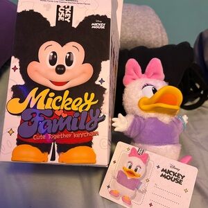Mickey Family (Daisy Duck)